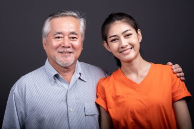 Babası olmakla gurur duyuyorum. Yaşlı adam onun güzel Asyalı kız portre ile izole, gülümseyen. Modern aile kavramı.