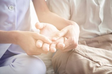 Komuta sizde üzerinde çalışan genç çekici fizyoterapist. Asya kıdemli erkek eli ile çalışan güzel Asyalı kadın. Üst düzey ev bekçi hizmet anlayışı. Atış kapatın.