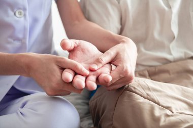 Komuta sizde üzerinde çalışan genç çekici fizyoterapist. Asya kıdemli erkek eli ile çalışan güzel Asyalı kadın. Üst düzey ev bekçi hizmet anlayışı. Atış kapatın.