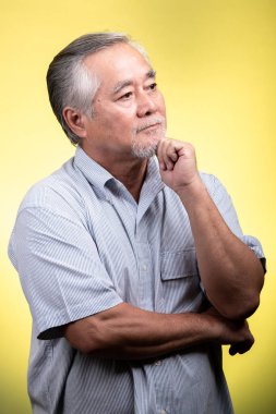 Komuta sizde portre izole. Kamera önünde duran, düşünme beyaz sakallı yaşlı Asya adam. Üst düzey yaşam tarzı kavramı.