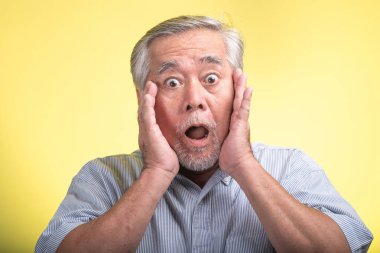 Komuta sizde portre izole. Kamera, önünde beyaz sakalı ayakta olan eski Asya adam yüz şok edici. Üst düzey yaşam tarzı kavramı.