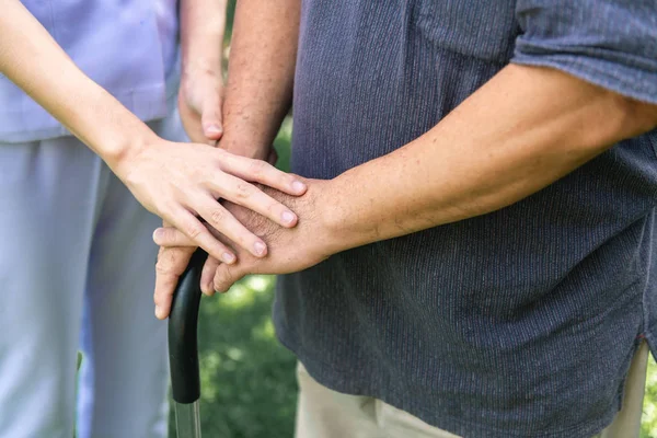 Troostend Hand Jonge Verpleegster Bedrijf Oude Man Hand Tuin Senior — Stockfoto
