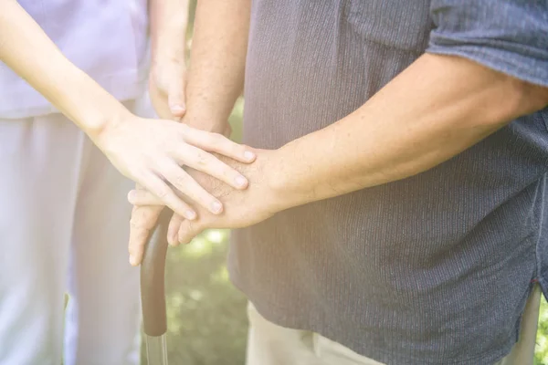 Troostend Hand Jonge Verpleegster Bedrijf Oude Man Hand Tuin Senior — Stockfoto