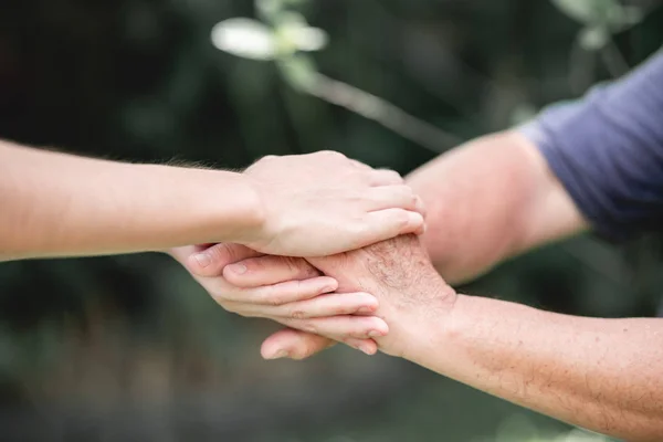 Troostend Hand Jonge Verpleegster Bedrijf Oude Man Hand Buiten Tuin — Stockfoto