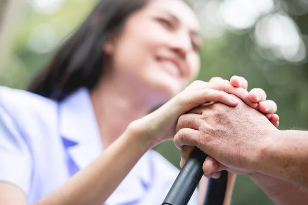 Troostend Hand Jonge Verpleegster Bedrijf Oude Man Hand Buiten Tuin — Stockfoto