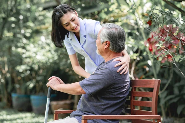 Krankenschwester Und Patient Sitzen Zusammen Auf Bank Und Unterhalten Sich — Stockfoto