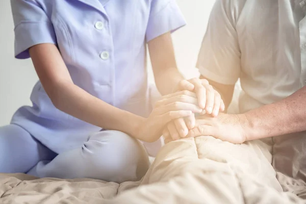 Uma Mão Confortável Jovem Enfermeira Segurando Mão Velho Cuidados Sênior — Fotografia de Stock