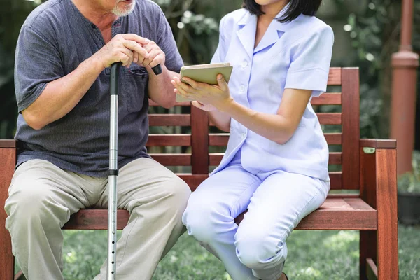 Sestra Pacient Sedí Lavičce Společně Podíváme Tabletu Asijské Starší Muž — Stock fotografie