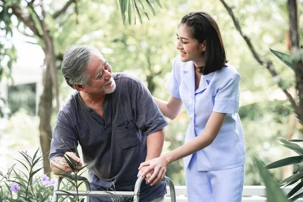 Verpleegkundige Met Patiënt Met Behulp Van Walker Bejaardentehuis Jonge Vrouwelijke — Stockfoto