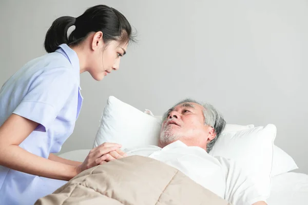 간호사와 침대에와 아시아 그리고 침실에서 아시아 간호사 서비스 — 스톡 사진
