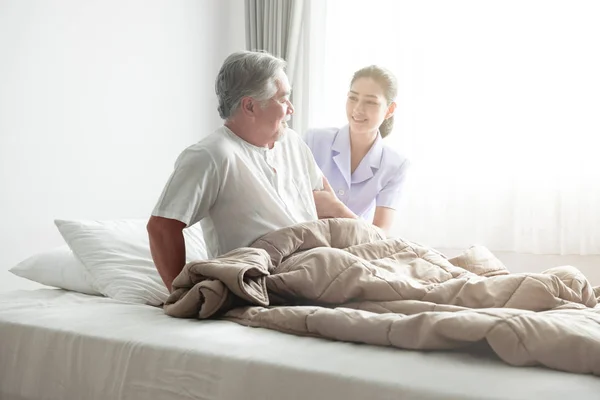 Ein Älterer Mann Bett Versucht Aufzustehen Und Ihm Helfen Alter — Stockfoto