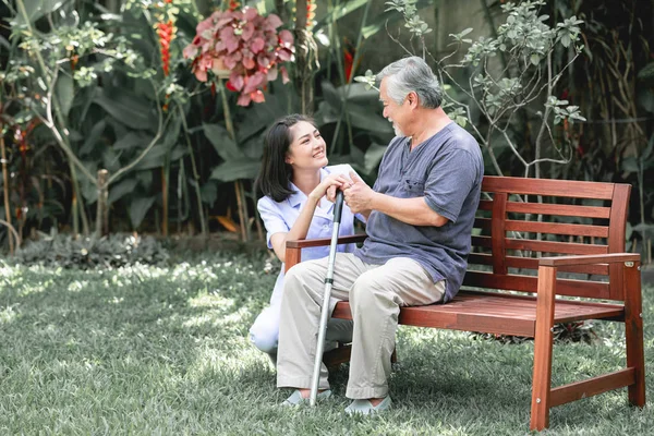 Enfermera Con Paciente Sentada Banquillo Hablando Asiático Viejo Hombre Joven —  Fotos de Stock