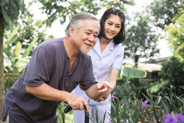 Mano Reconfortante Enfermera Joven Sosteniendo Hombro Del Anciano Jardín Aire — Foto de Stock