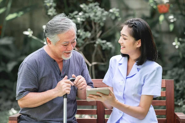 Hemşire Hasta Birlikte Tablet Vasıl Seyir Bankta Oturmuş Ile Asyalı — Stok fotoğraf