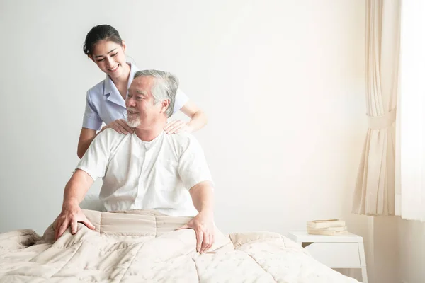 Jonge Aantrekkelijke Fysiotherapeut Werken Senior Man Mooie Aziatische Vrouw Die — Stockfoto