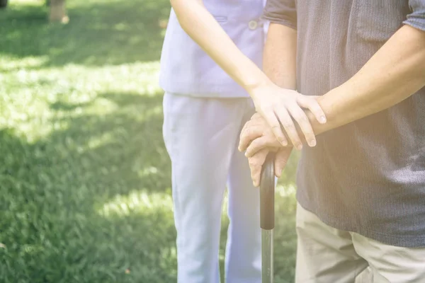 Tröstande Hand Ung Sjuksköterska Innehav Gubbens Hand Trädgården Äldreomsorg Vård — Stockfoto