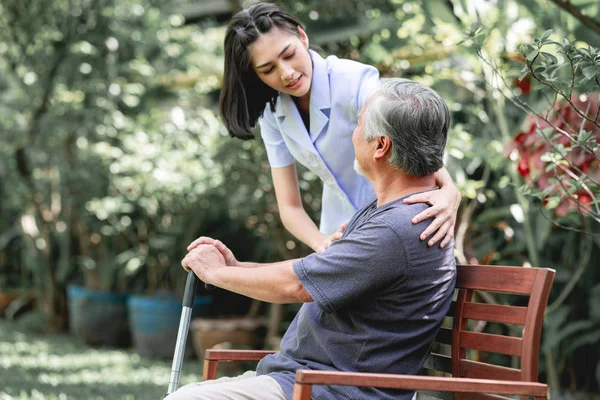 Krankenschwester Und Patient Sitzen Zusammen Auf Bank Und Unterhalten Sich — Stockfoto