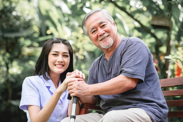 Tröstende Hand Junge Krankenschwester Hält Die Hand Eines Alten Mannes — Stockfoto