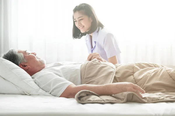 Äldre Mannen Sängen Och Sjuksköterska Vaknade Honom Asiatiska Gubbe Och — Stockfoto