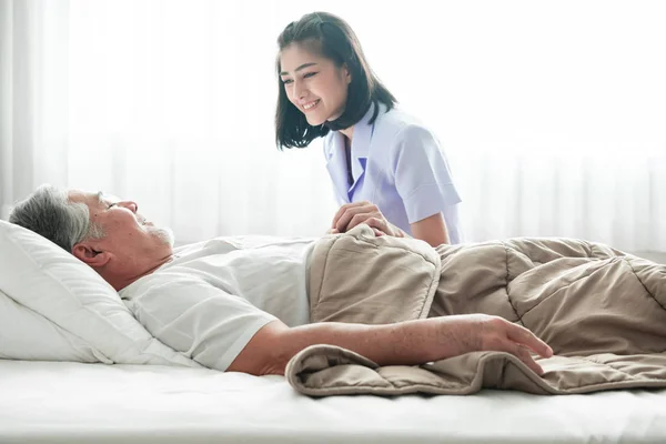 Senior Man Bed Verpleegster Wakker Hem Oude Aziatische Man Mooie — Stockfoto