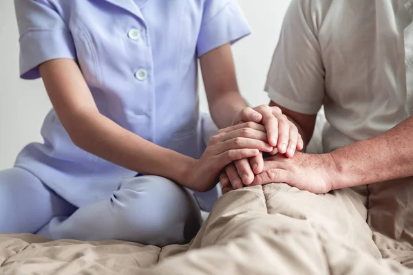 Tröstande Hand Ung Sjuksköterska Innehav Gammal Mans Hand Äldreomsorg Vård — Stockfoto