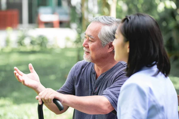 Verpleegkundige Met Patiënt Zittend Bank Samen Praten Aziatische Oude Man — Stockfoto