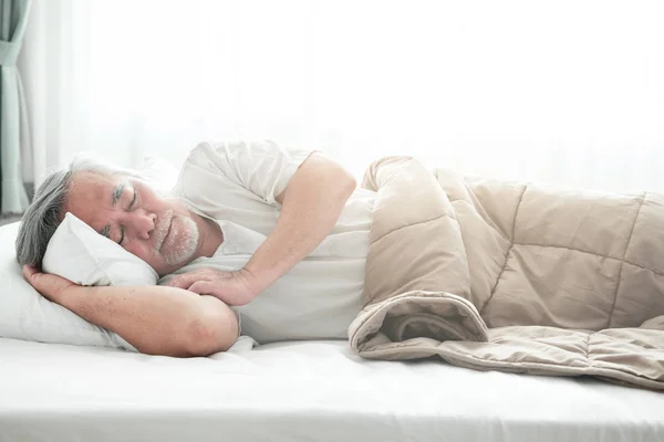 Senior Mannen Sover Sängen Gammal Asiatisk Man Sova Bekvämt Sängen — Stockfoto