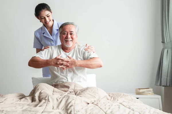 Joven Fisioterapeuta Atractiva Trabajando Hombre Mayor Hermosa Mujer Asiática Trabajando — Foto de Stock