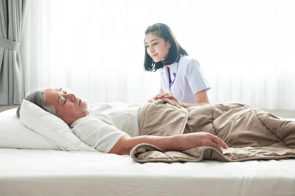 Seniorchef Bett Und Krankenschwester Weckten Ihn Auf Alter Asiatischer Mann — Stockfoto