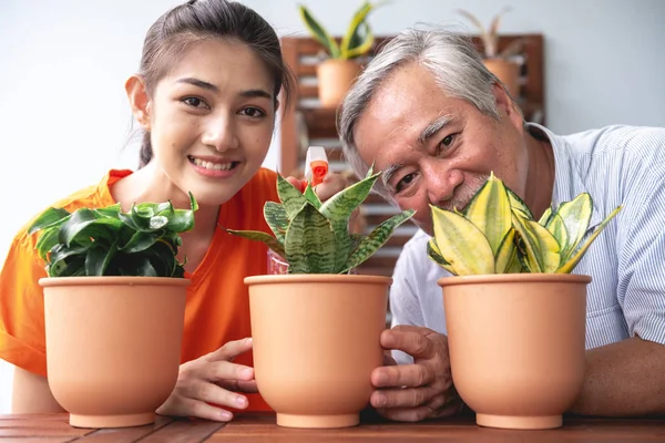 Vater Und Tochter Machen Gemeinsam Gartenarbeit Senior Asiatischer Mann Und — Stockfoto