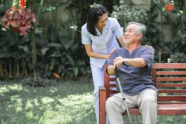 Krankenschwester Und Patient Sitzen Zusammen Auf Bank Und Unterhalten Sich — Stockfoto