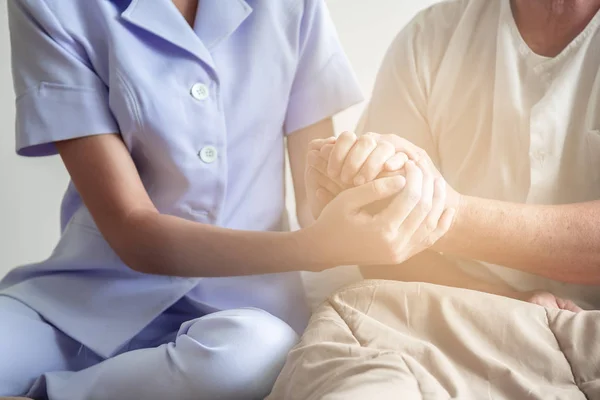 Tröstende Hand Junge Krankenschwester Der Hand Eines Alten Mannes Altenpflege — Stockfoto