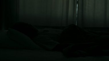 Olgun Asyalı adam hastanede yatıyor gri saçlı hemşire açılış perdeler