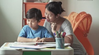 Anne oğlu resimler kitapta gösterilen ve evde okumak için öğretim
