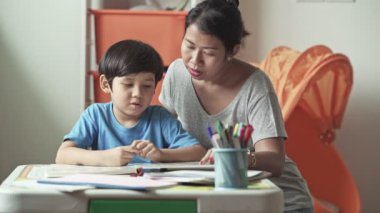Anne yardım oğul ile ev ödevi kapalı