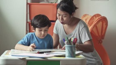 Anne oğlu resimler kitapta gösterilen ve evde okumak için öğretim