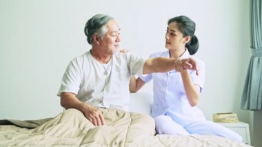 Fizyoterapi hastanede olan gri saçlı Olgun Asyalı erkek gülümseyen