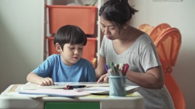 Anne ve oğlu kitap birlikte evde eğitim