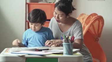 Anne öğretim oğul evde kitap okumak için