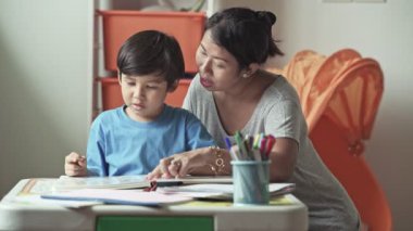 Anne oğlu resimler kitapta gösterilen ve evde okumak için öğretim