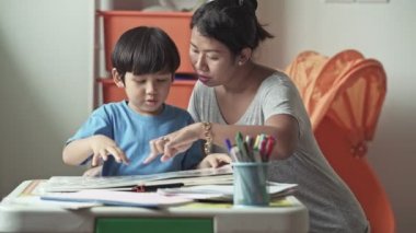 Anne ve oğlu kitap birlikte evde eğitim