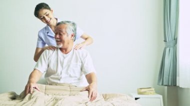 boyun masaj hemşire hastanede gri saçlı Asyalı adam olgun gülümseyen 