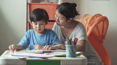 Anne öğretim oğul evde kitap okumak için