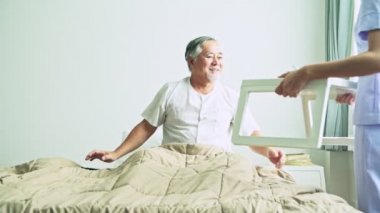 getirerek yemek tepsisi hastanede gri saçlı Asyalı adam olgun hemşire