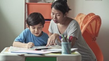 Anne oğlu resimler kitapta gösterilen ve evde okumak için öğretim