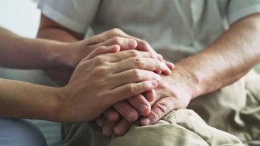 adam teselli ve hastanede ellerini tutan kadın