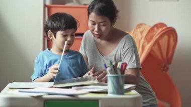 Anne öğretim oğul evde kitap okumak için