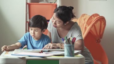 Anne oğlu ile birlikte evde ödev