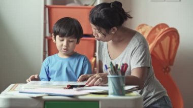 Anne oğlu ile birlikte evde ödev