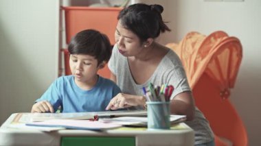 Anne oğlu ile birlikte evde ödev